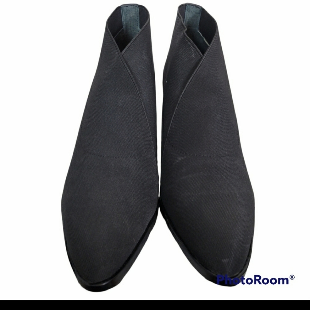 Donald Pliner Black Heeled Ankle Boots. New.